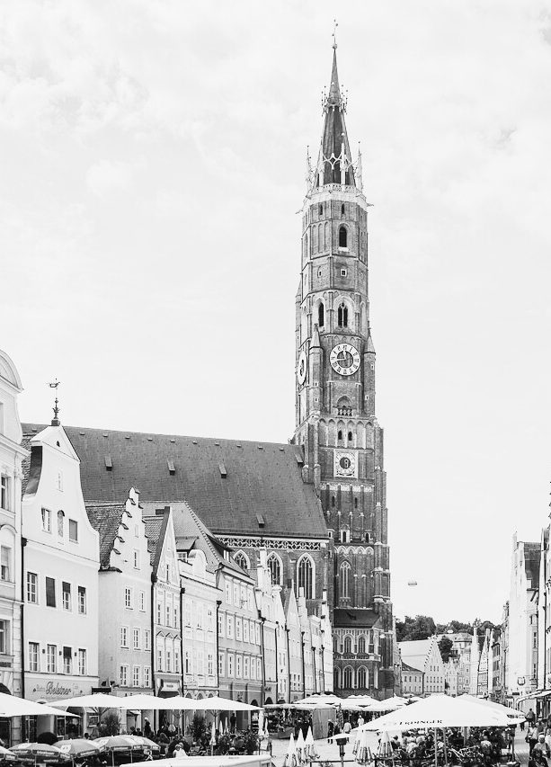 Schwarz-Weiß Foto von der Martinskirche in der Stadt Landshut